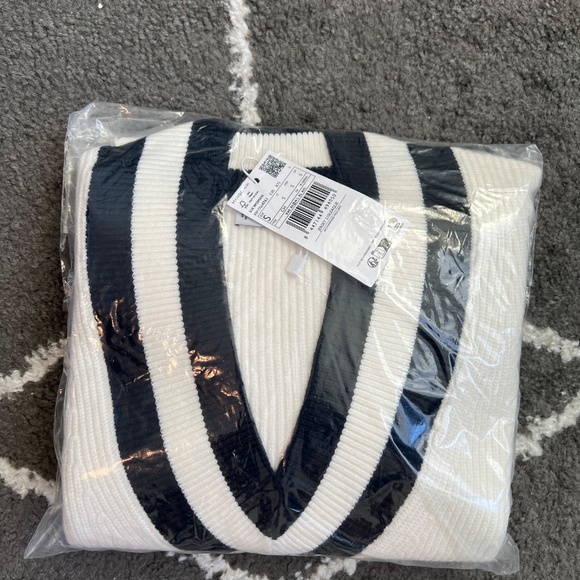 CONTRASTING V-NECK SWEATER - Picture 3 of 7